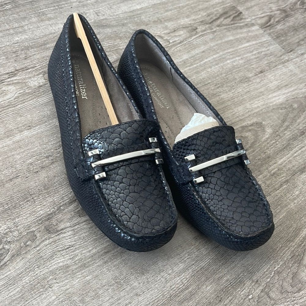 Naturalizer Women's Gloria Slip-On Loafer, Black Sz 6
